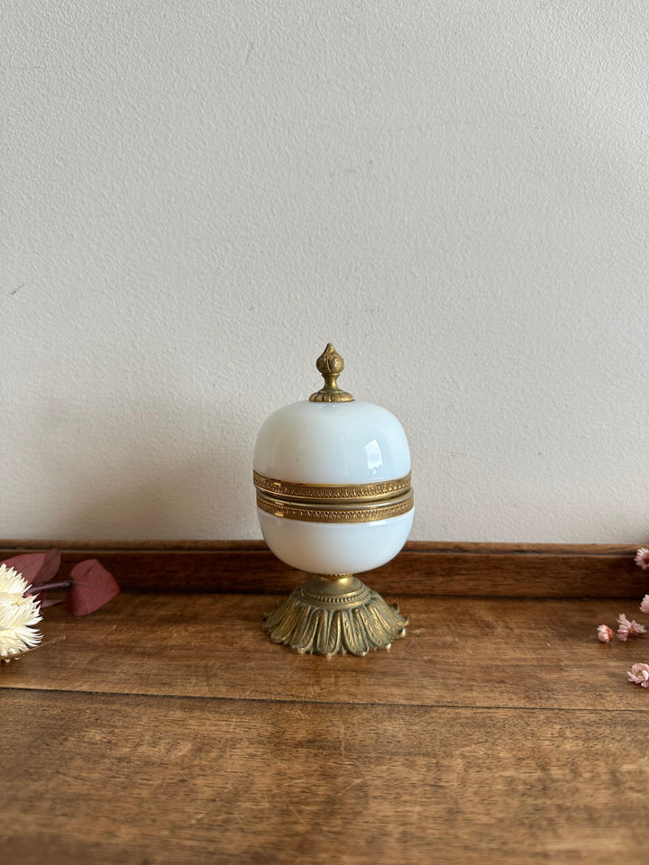 Bonbonniere en opaline sur pied en bronze
