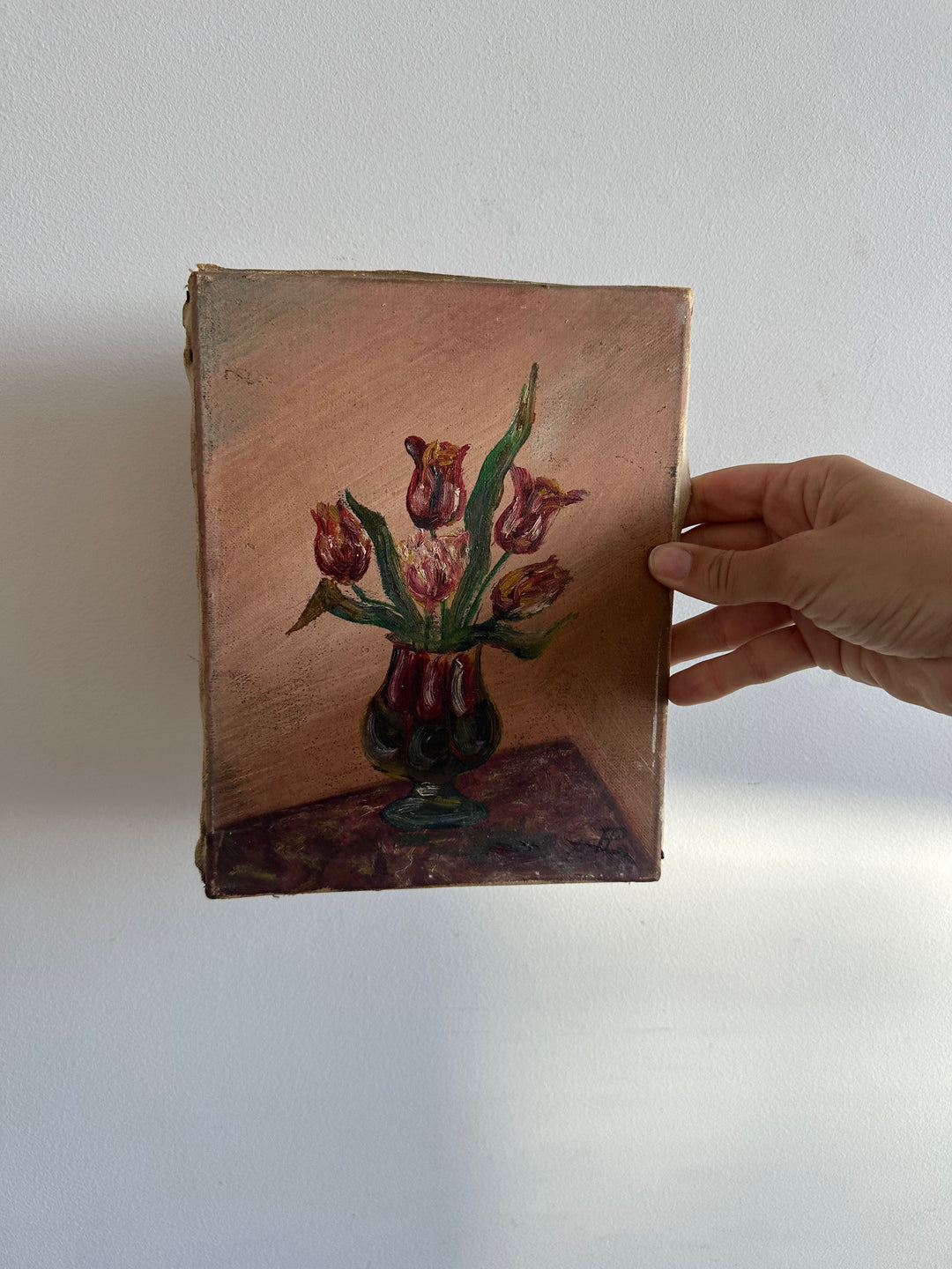 Bouquet de tulipes roses et rouges dans un vase sur fond vieux rose