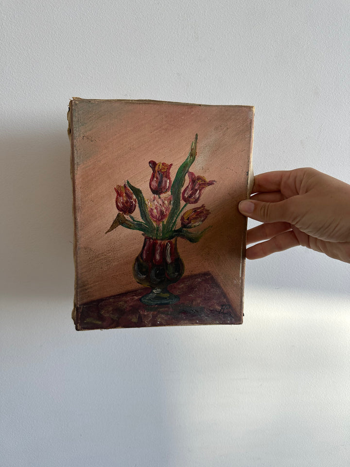 Bouquet de tulipes roses et rouges dans un vase sur fond vieux rose