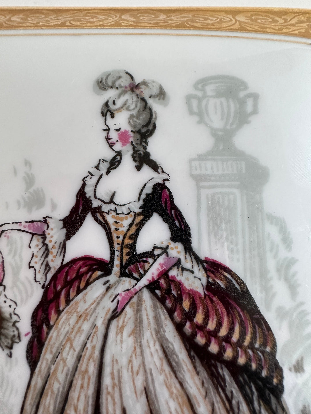 Boite en porcelaine Limoges sur pieds carrés motifs scène d'époque