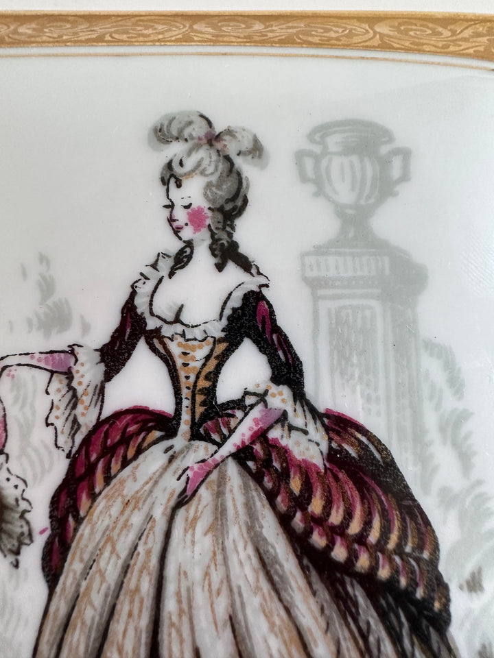 Boite en porcelaine Limoges sur pieds carrés motifs scène d'époque