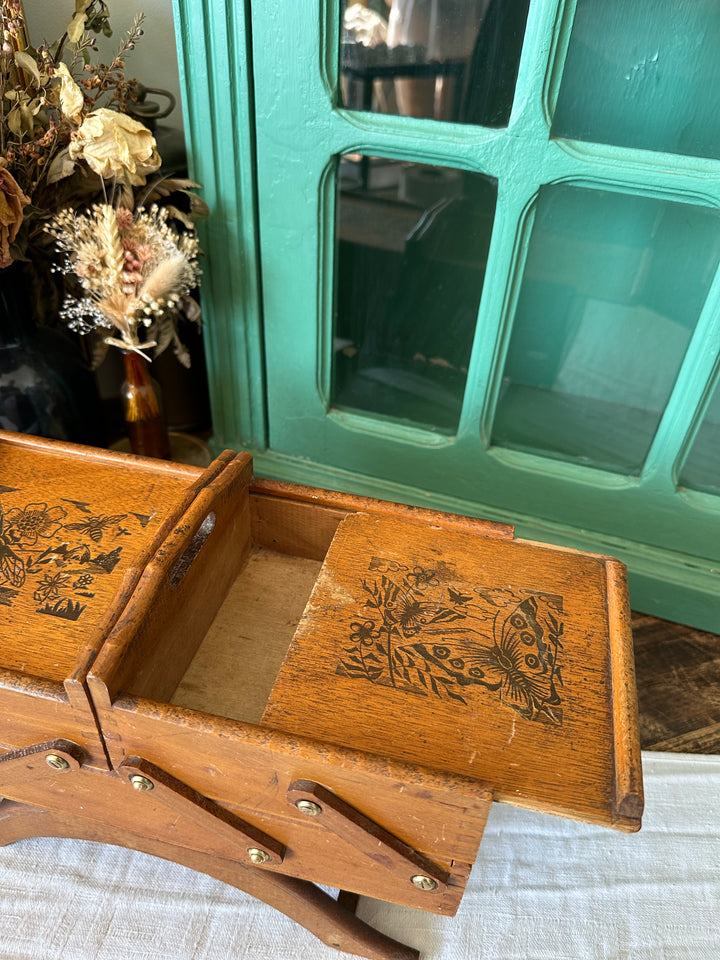 Travailleuse de table en bois avec gravures décoratives