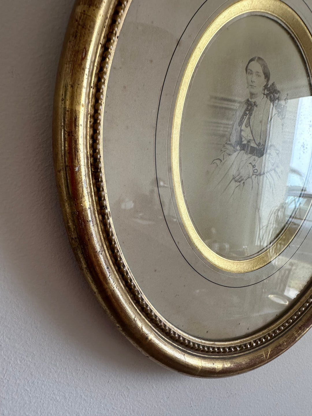 Portrait jeune femme assise dans son cadre doré à la feuille d'or.