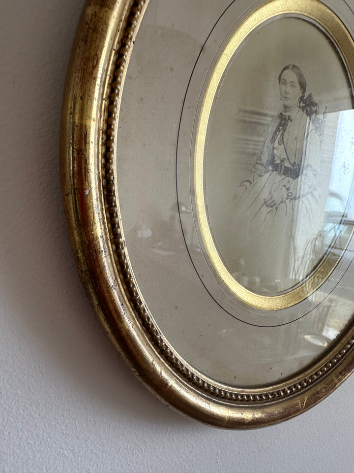 Portrait jeune femme assise dans son cadre doré à la feuille d'or.