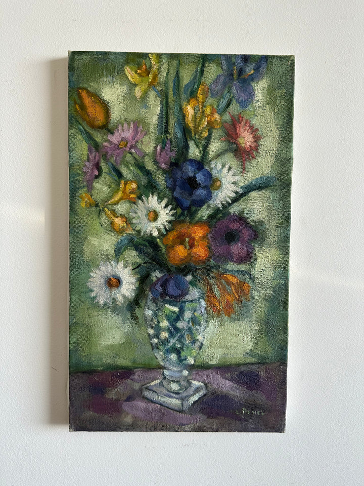 Bouquet de fleurs sur toile fond vert et table violette