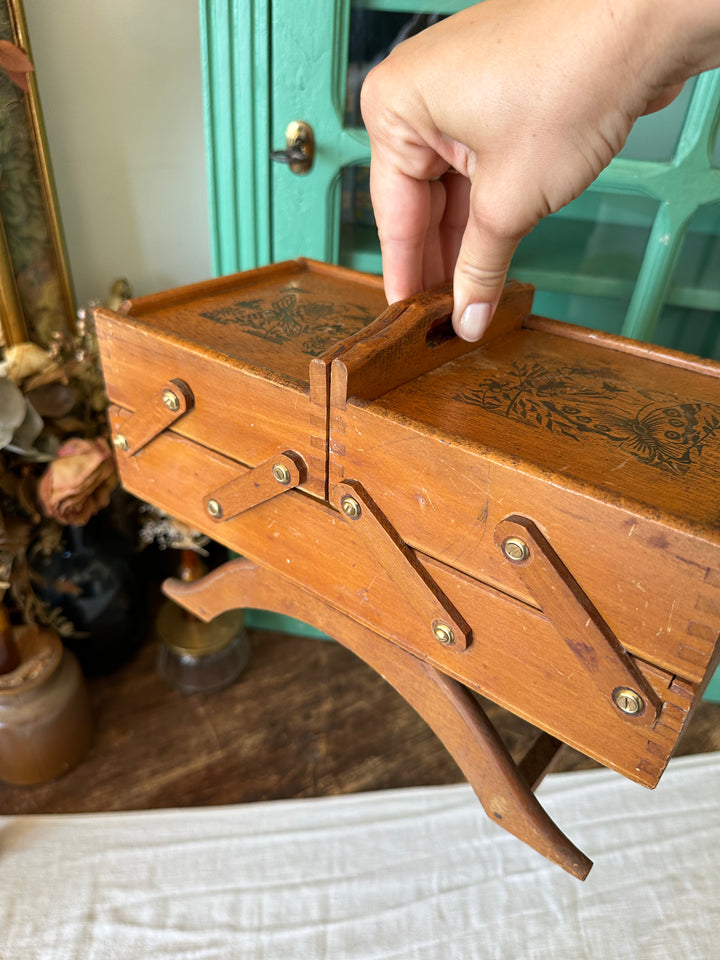 Travailleuse de table en bois avec gravures décoratives