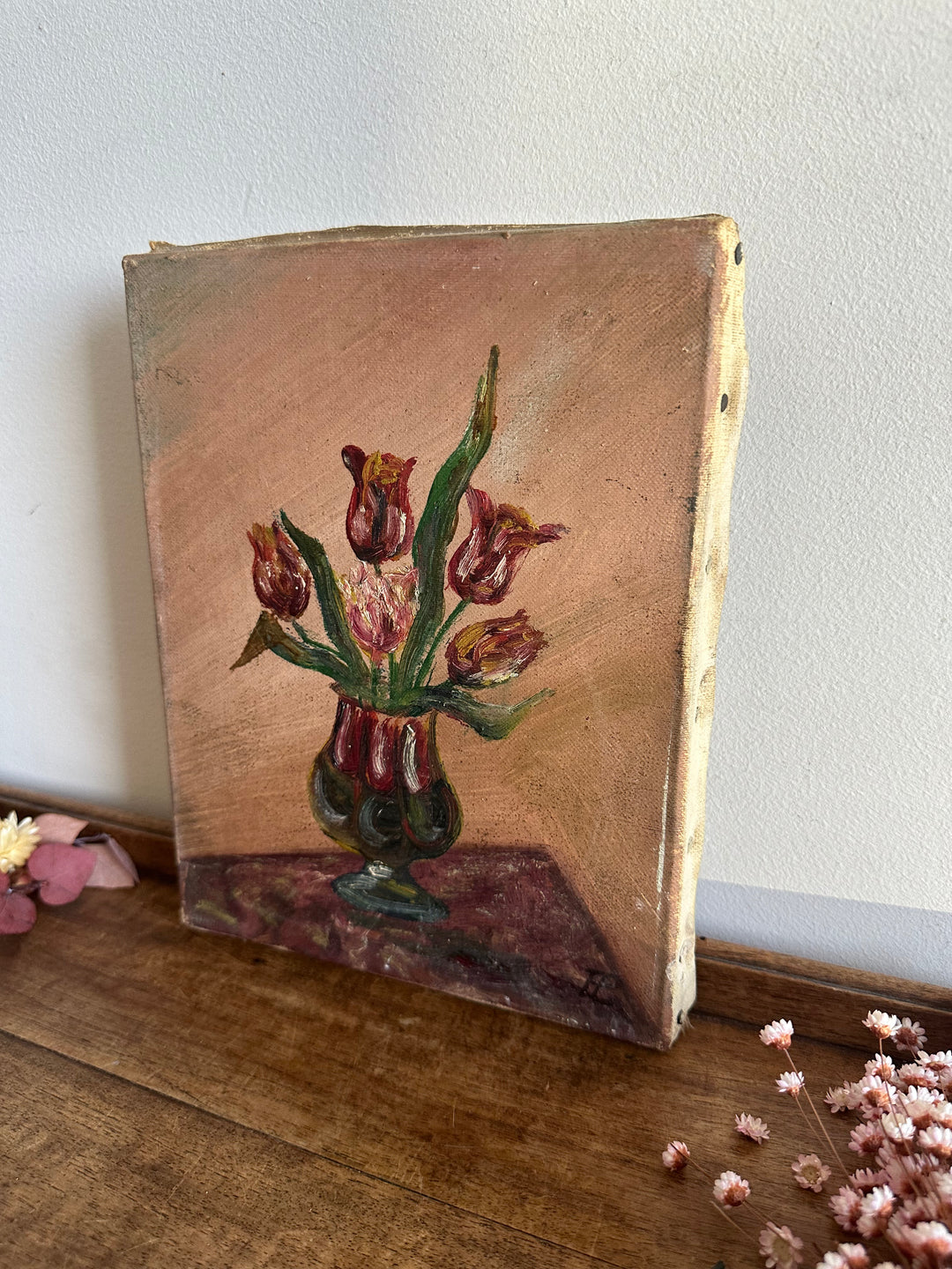 Bouquet de tulipes roses et rouges dans un vase sur fond vieux rose