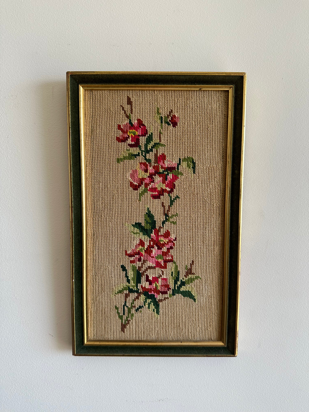 Broderie rectangulaire cadre en bois bordure velours vert.