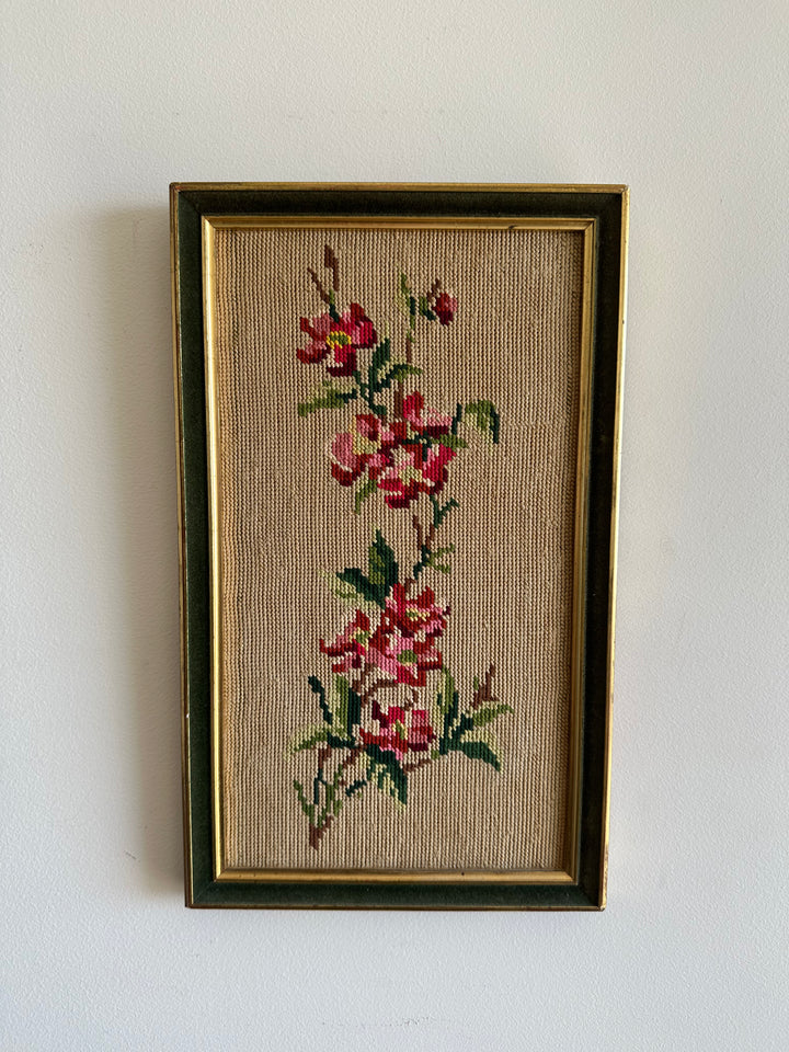 Broderie rectangulaire cadre en bois bordure velours vert.