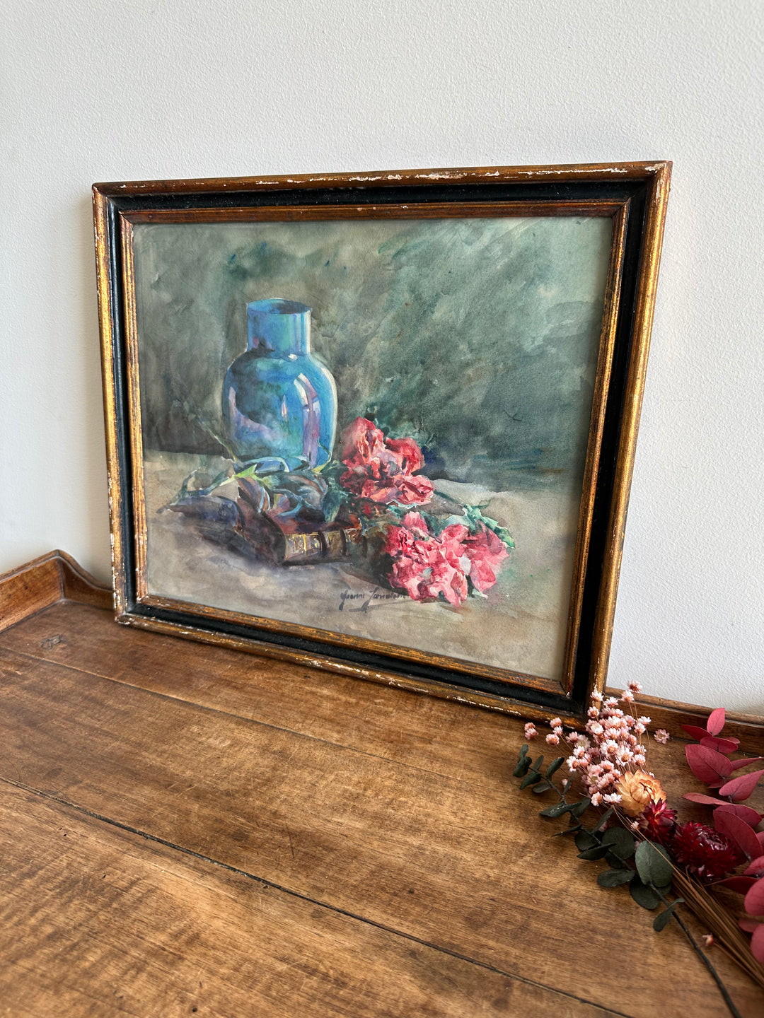 Peinture fleurs roses sur fond bleu cadre en bois bleu et or
