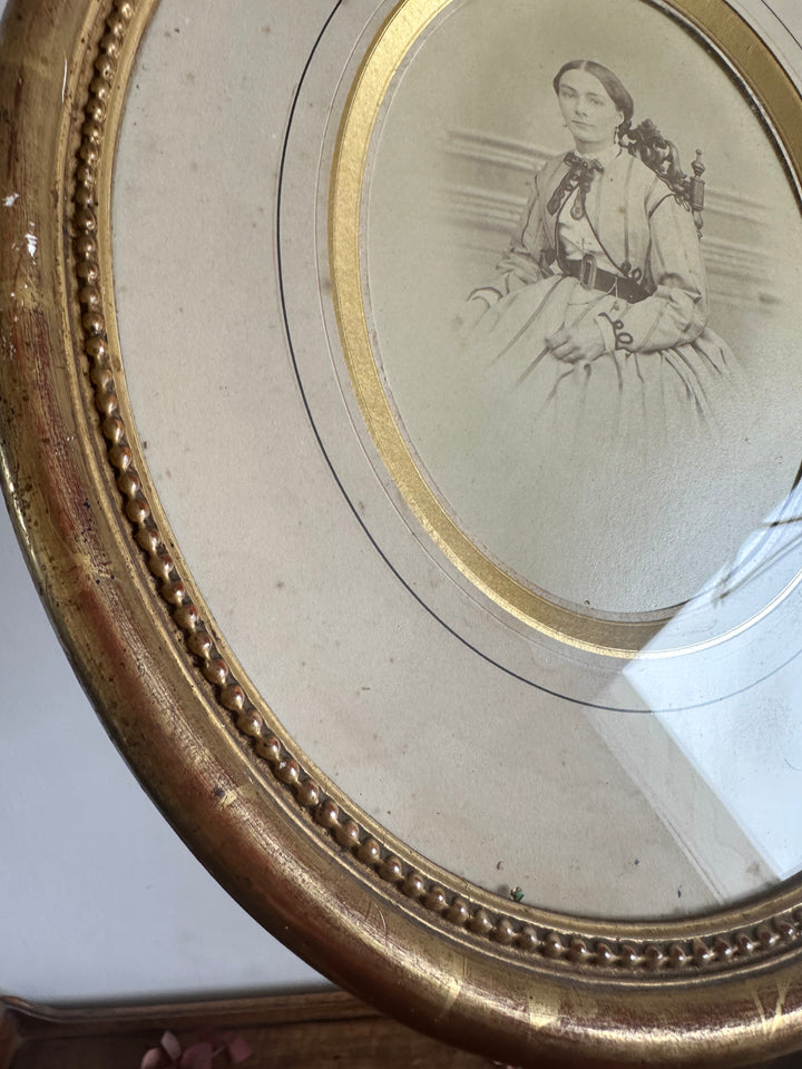 Portrait jeune femme assise dans son cadre doré à la feuille d'or.