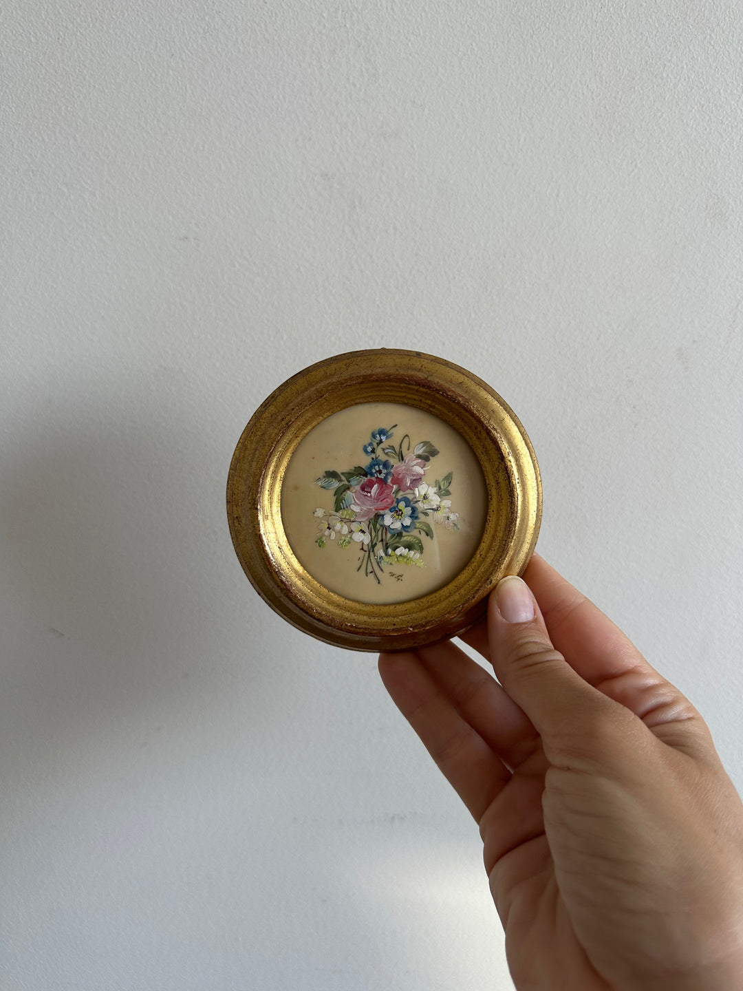 Peinture signée sur porcelaine émaillée dans son cadre doré à la feuille en bois