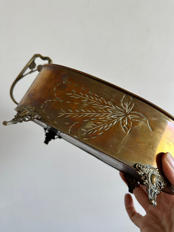 Jardinière en cuivre et laiton gravée sur pieds sculptés