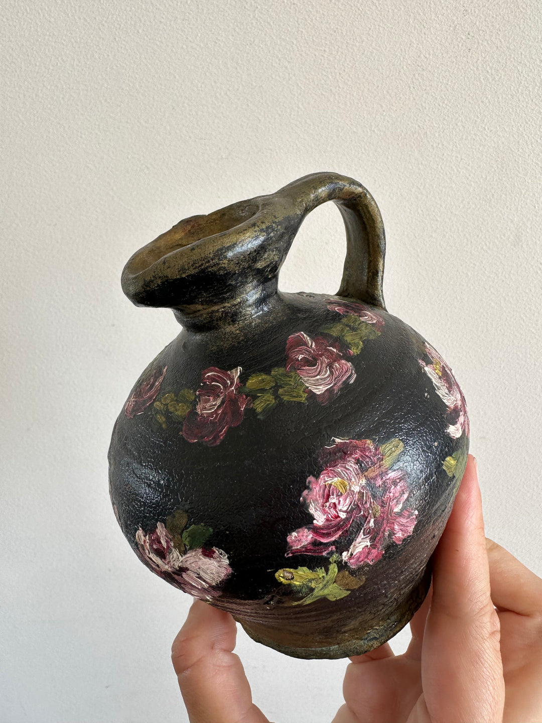 Pichet en terre cuite peint à la main