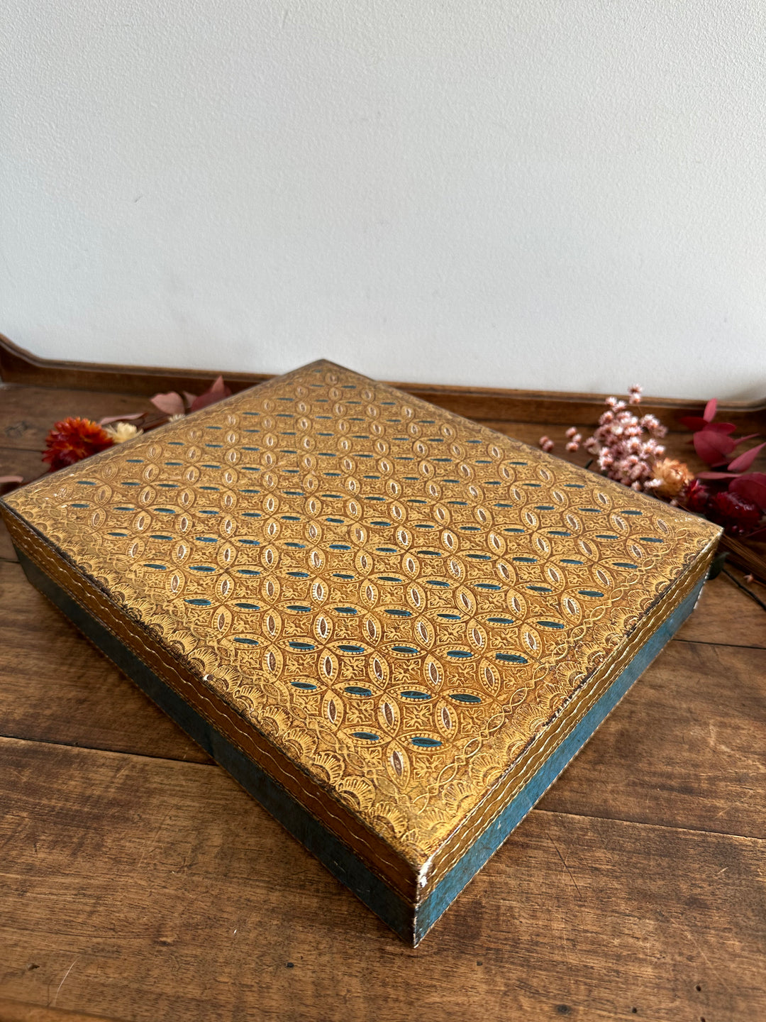 Boite à chocolats en bois décoration dorée style florentin