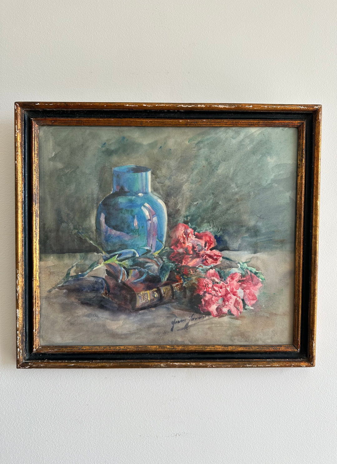 Peinture fleurs roses sur fond bleu cadre en bois bleu et or