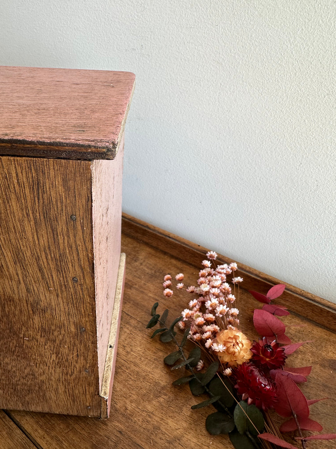 Coffre en bois artisanal peint en rose décoré de fleurs blanches