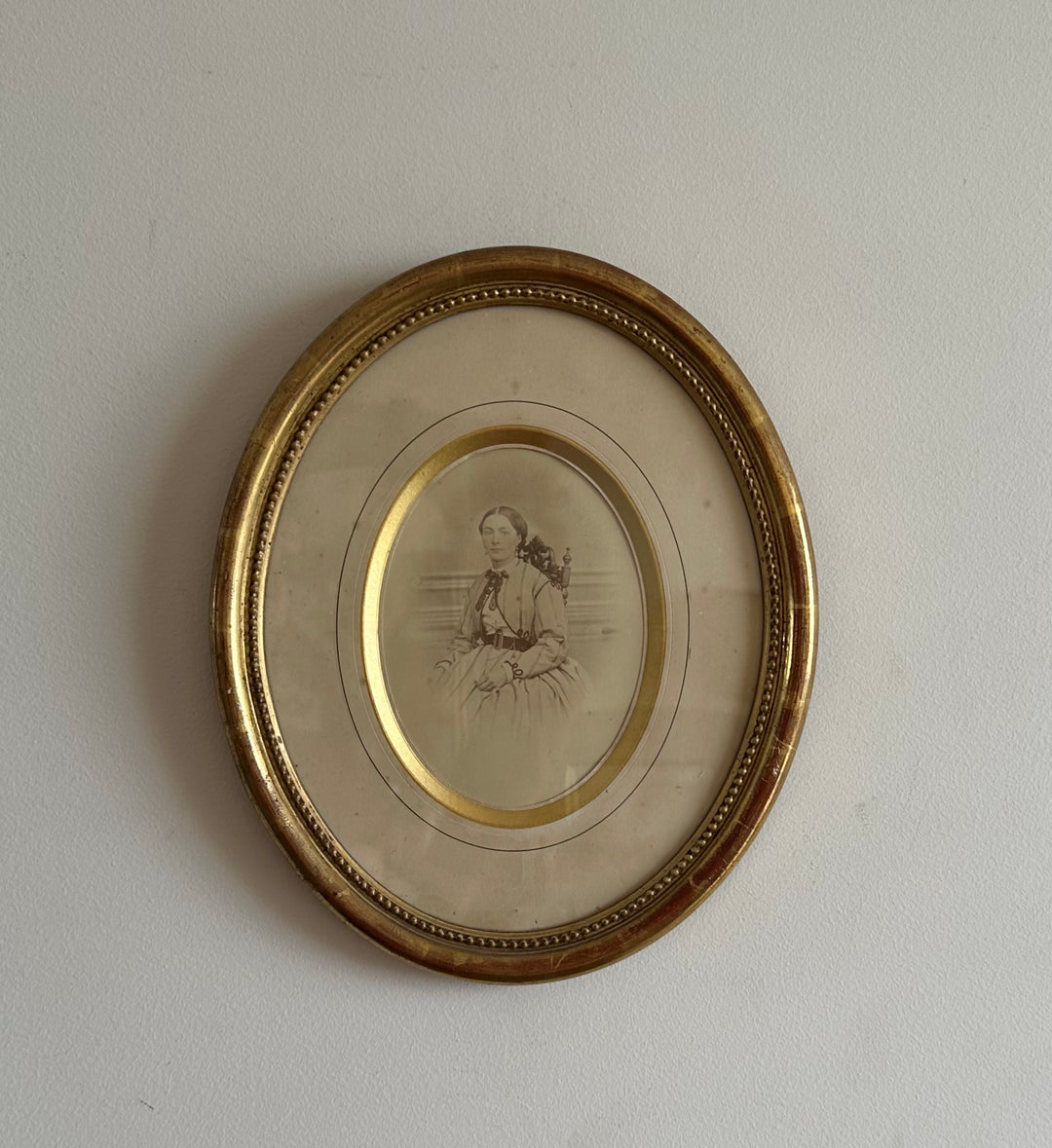 Portrait jeune femme assise dans son cadre doré à la feuille d'or.