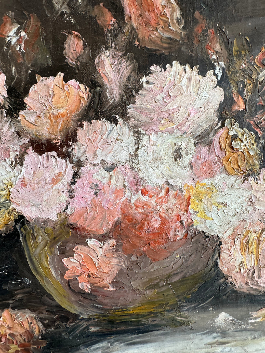 Peinture à l'huile sur toile signée, fond sombre fleurs roses