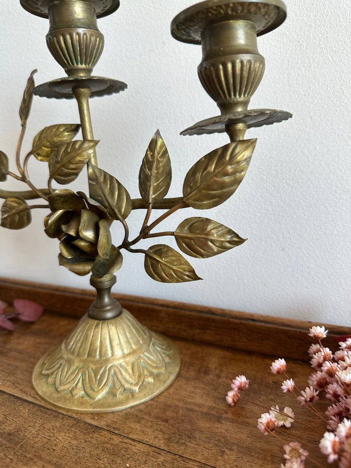 Chandelier à trois branches orné de roses sculptées