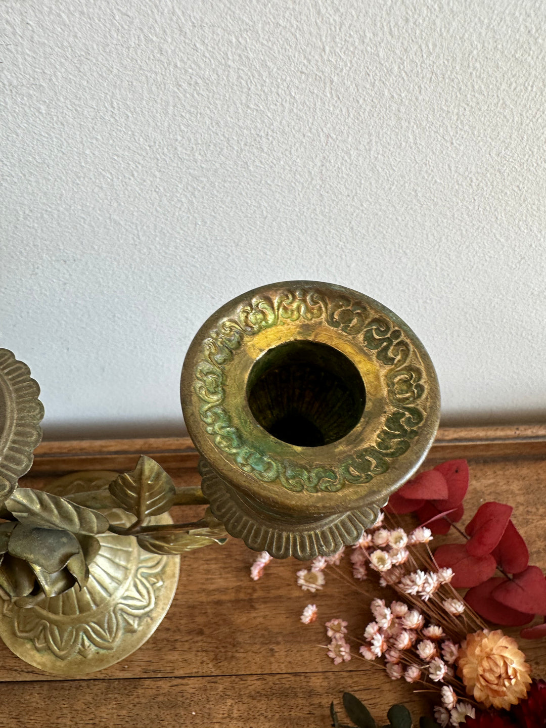 Chandelier à trois branches orné de roses sculptées