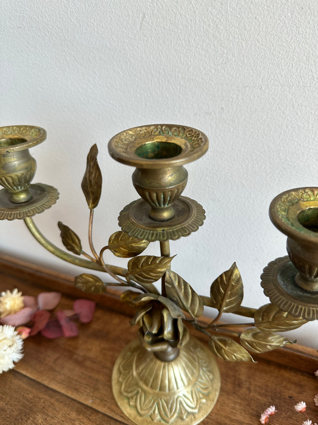 Chandelier à trois branches orné de roses sculptées