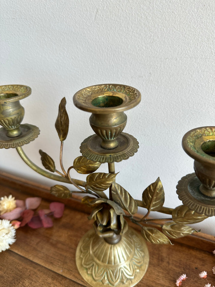 Chandelier à trois branches orné de roses sculptées