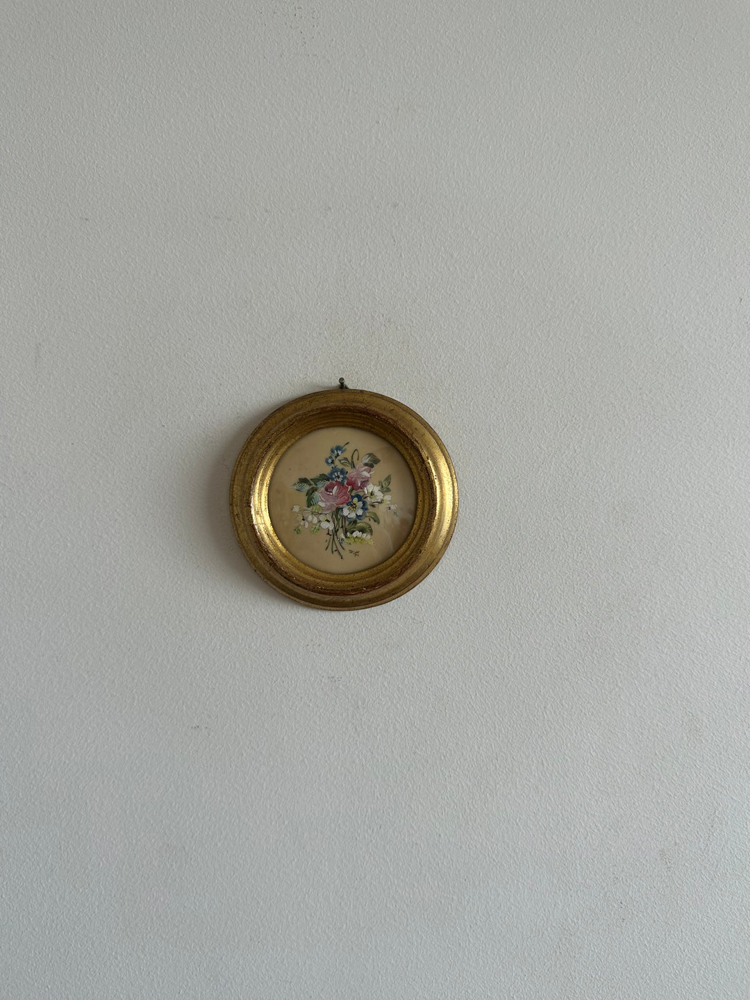 Peinture signée sur porcelaine émaillée dans son cadre doré à la feuille en bois