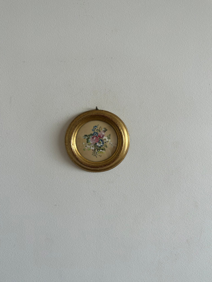 Peinture signée sur porcelaine émaillée dans son cadre doré à la feuille en bois