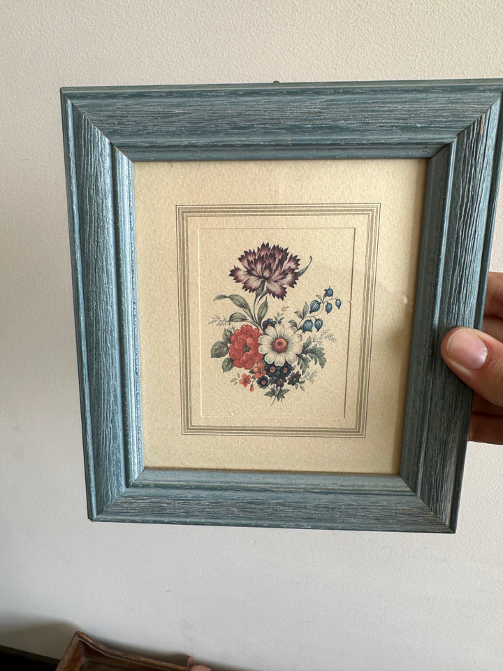Représentation florale dans cadre en bois bleu