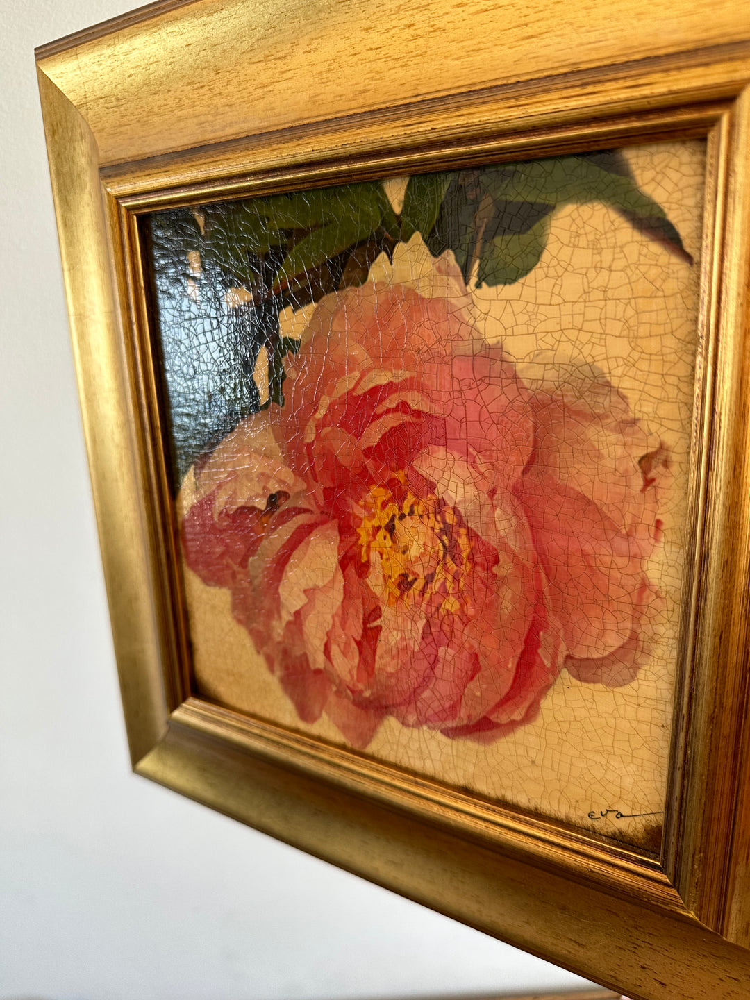 Toile marouflée sur bois représentant une rose dans son cadre épais doré