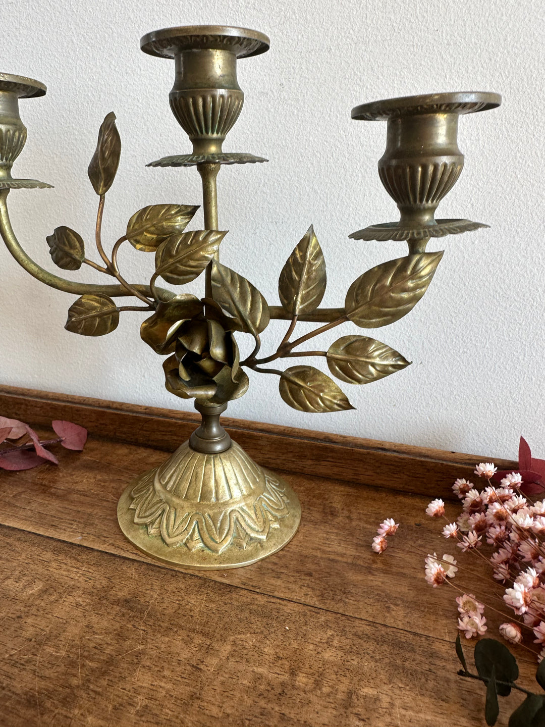 Chandelier à trois branches orné de roses sculptées