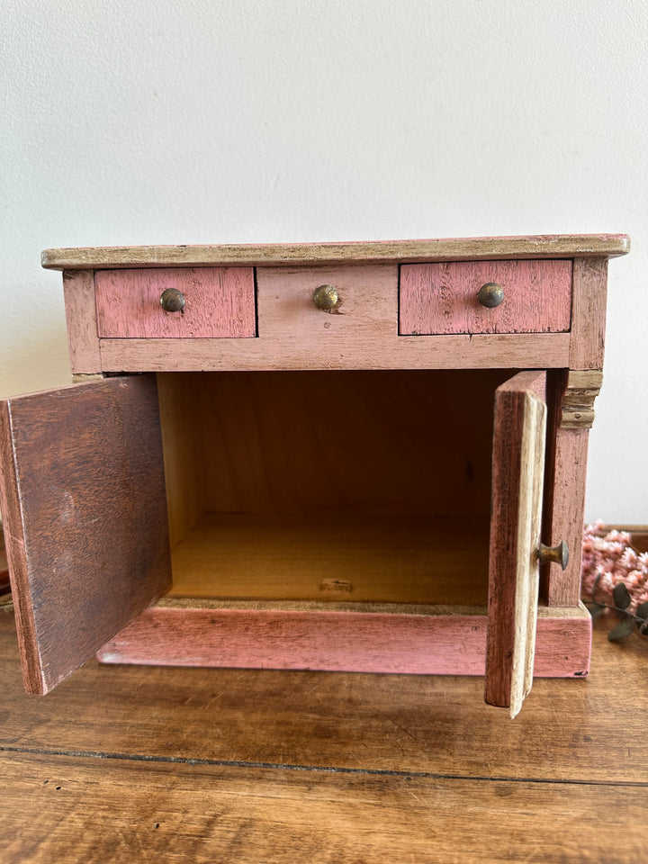 Coffre en bois artisanal peint en rose décoré de fleurs blanches