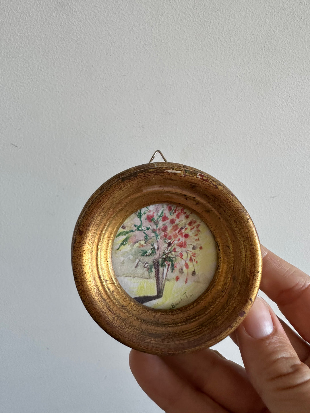 Peinture signée dans cadre en bois doré à la feuille taille XS