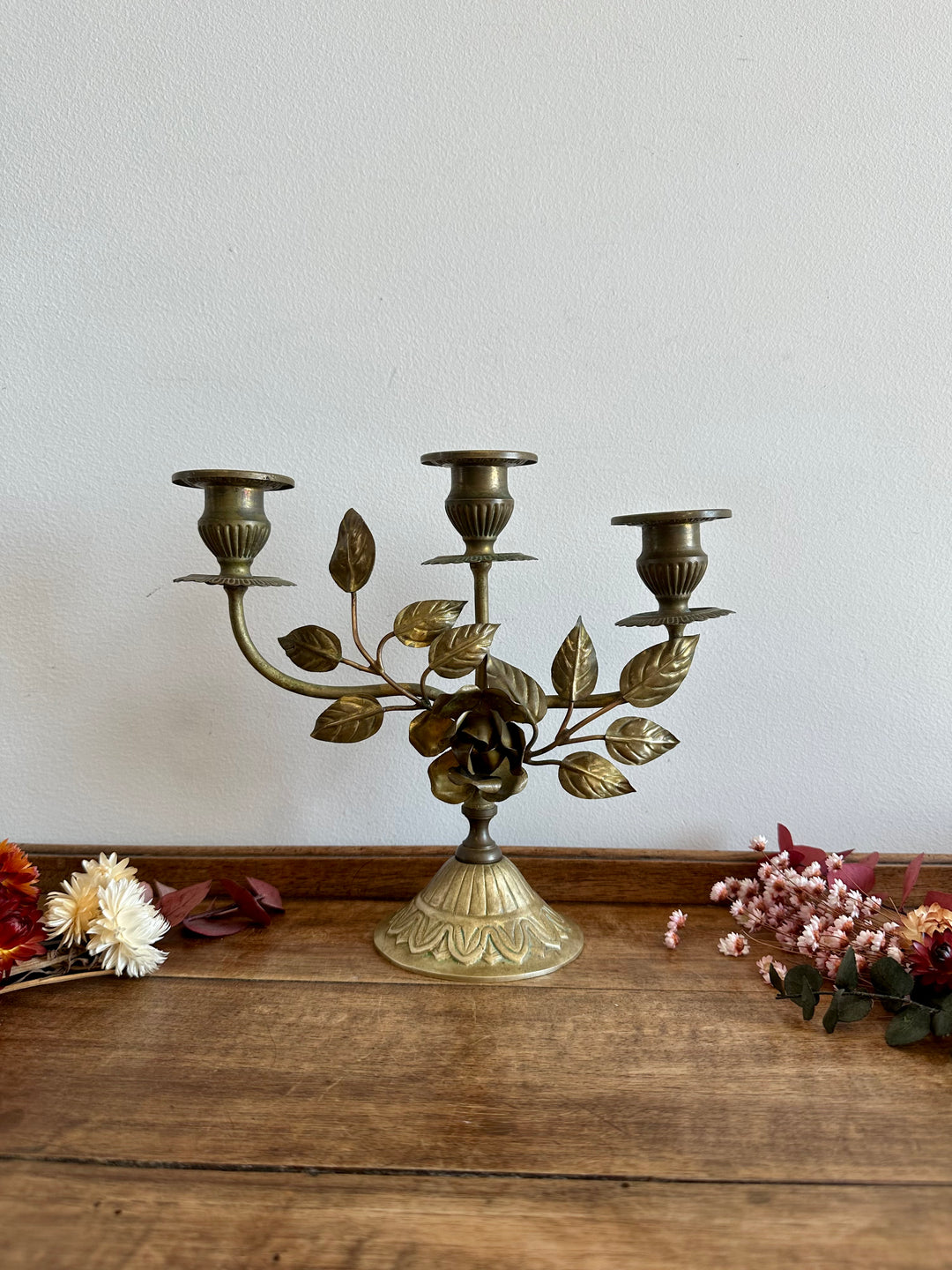 Chandelier à trois branches orné de roses sculptées