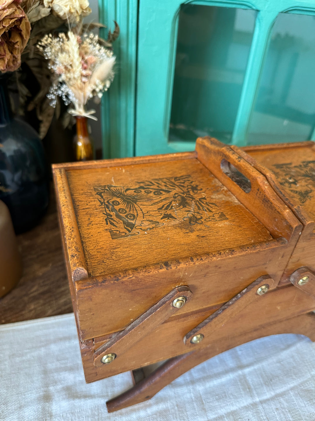 Travailleuse de table en bois avec gravures décoratives