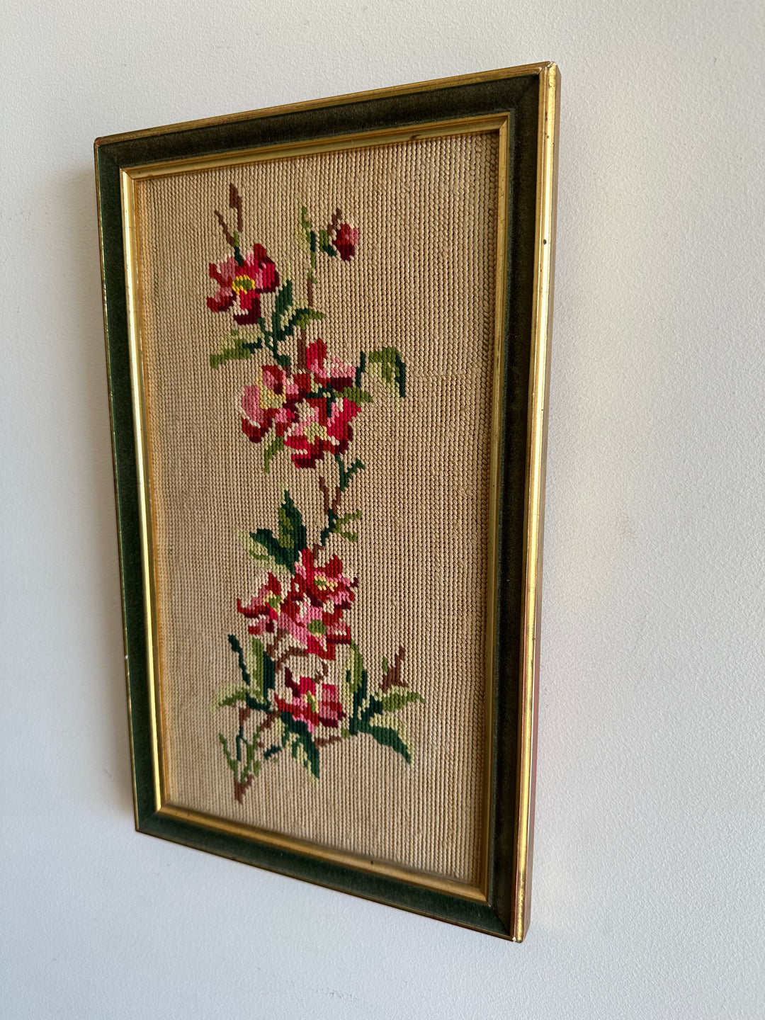 Broderie rectangulaire cadre en bois bordure velours vert.