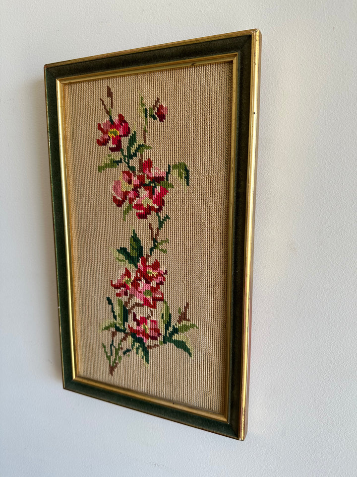 Broderie rectangulaire cadre en bois bordure velours vert.