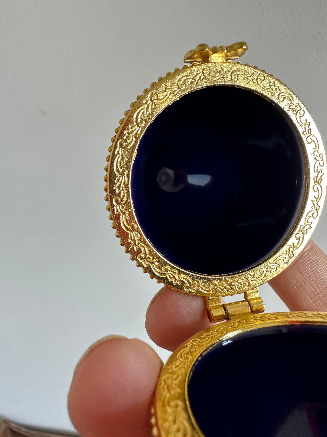 Oeuf en porcelaine sur pieds dorés