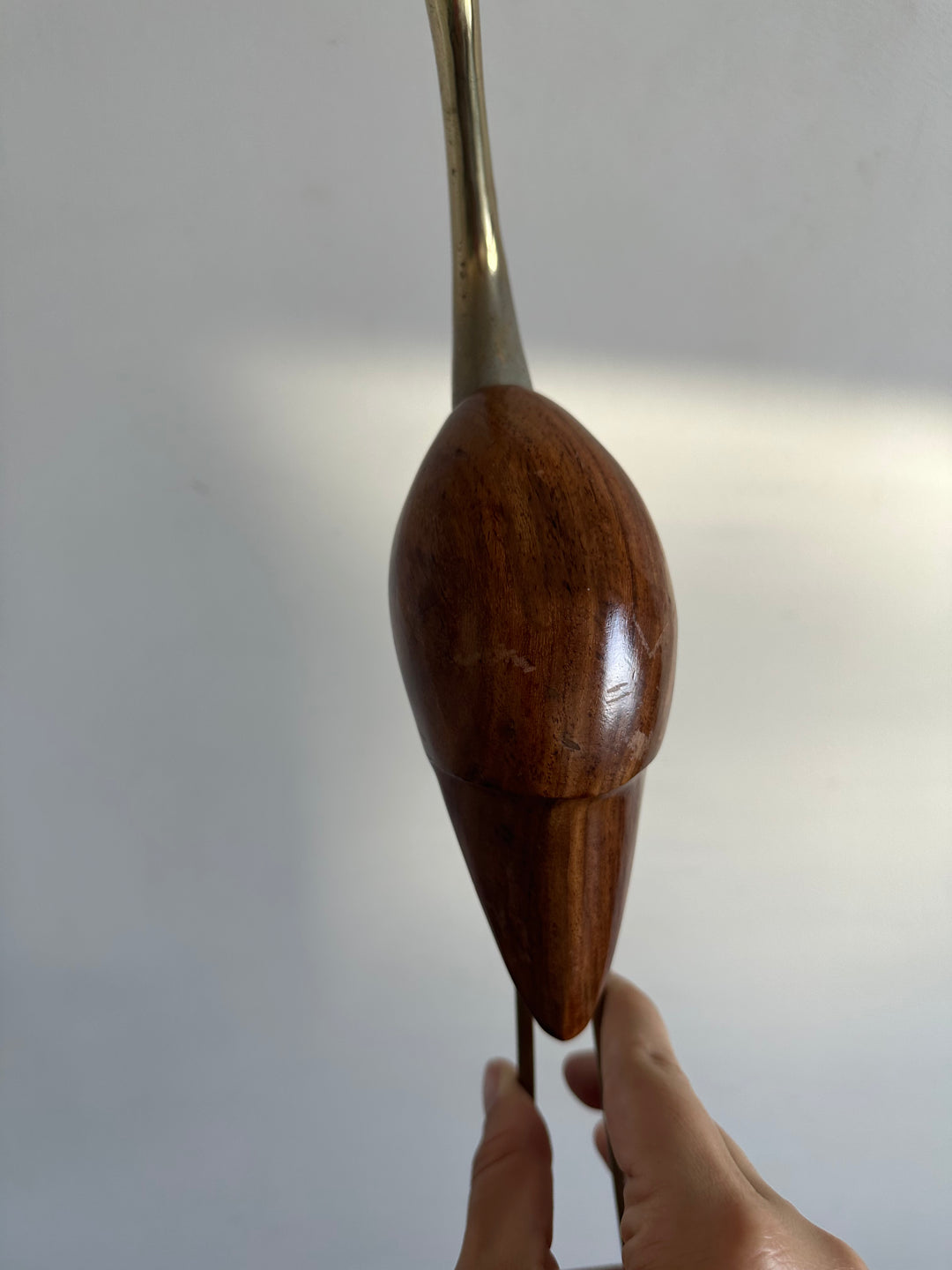 Héron en bois pied en laiton sur socle rectangulaire