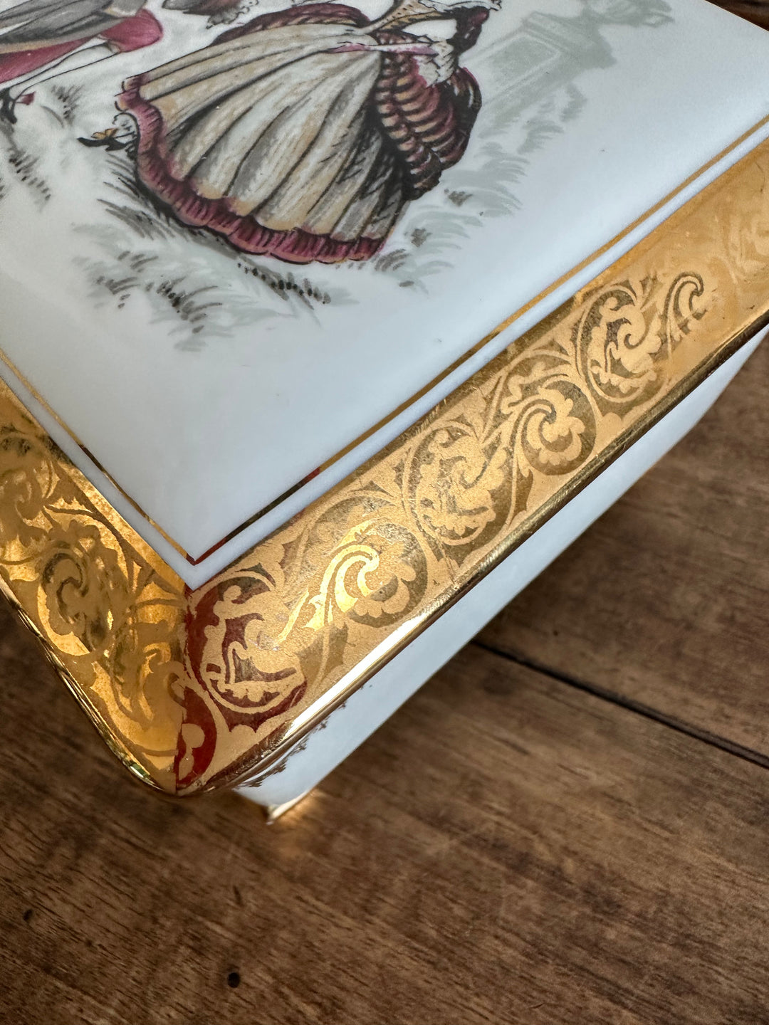 Boite en porcelaine Limoges sur pieds carrés motifs scène d'époque