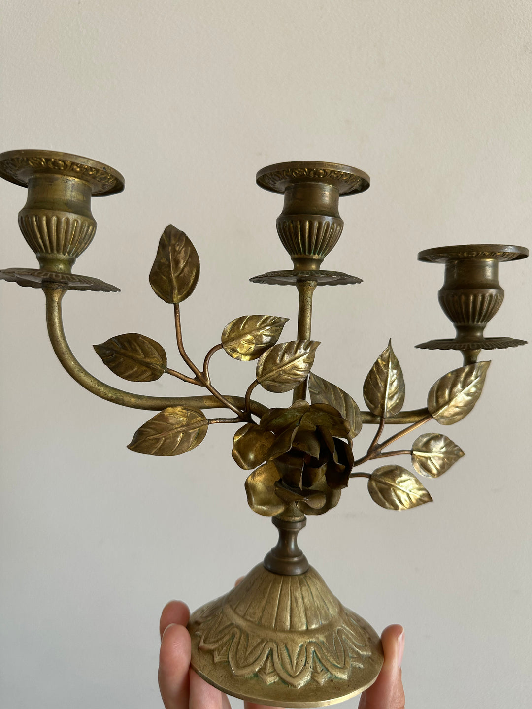 Chandelier à trois branches orné de roses sculptées