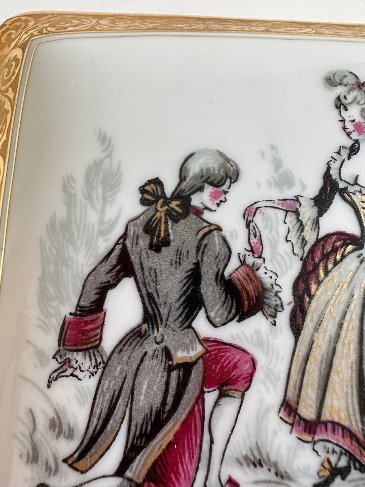 Boite en porcelaine Limoges sur pieds carrés motifs scène d'époque