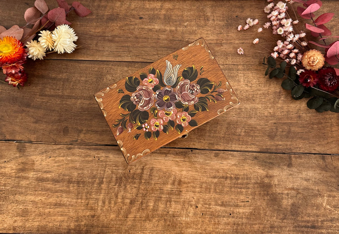 Boite en bois fabrication artisanale peinte à la main décoration florales