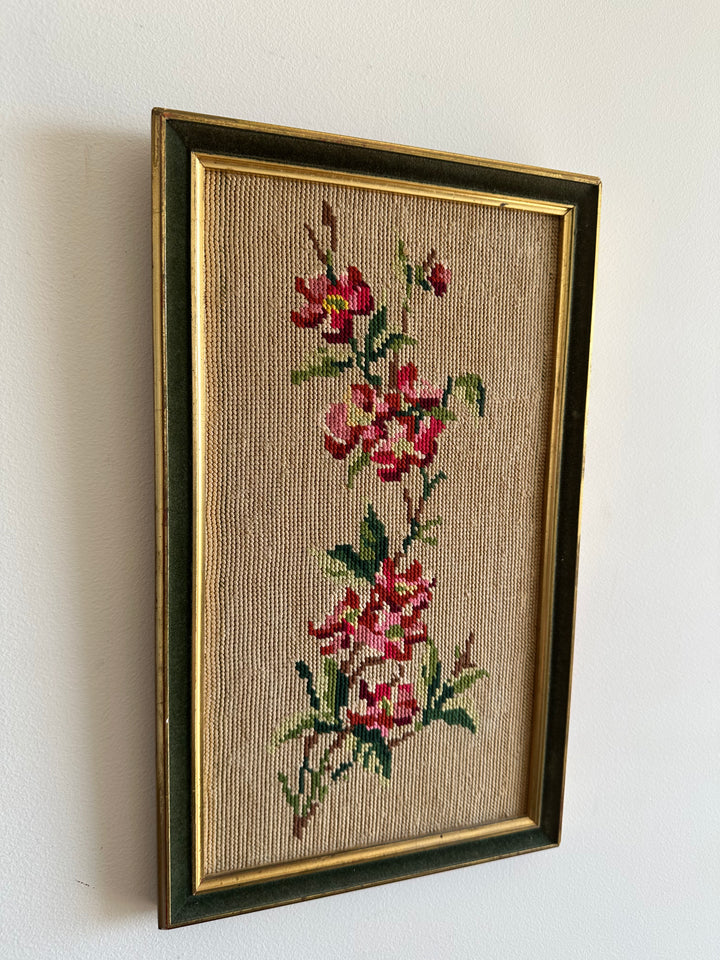 Broderie rectangulaire cadre en bois bordure velours vert.