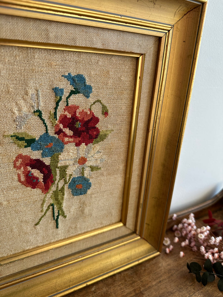 Broderie fleurs roses et bleues dans cadre doré début XX ème