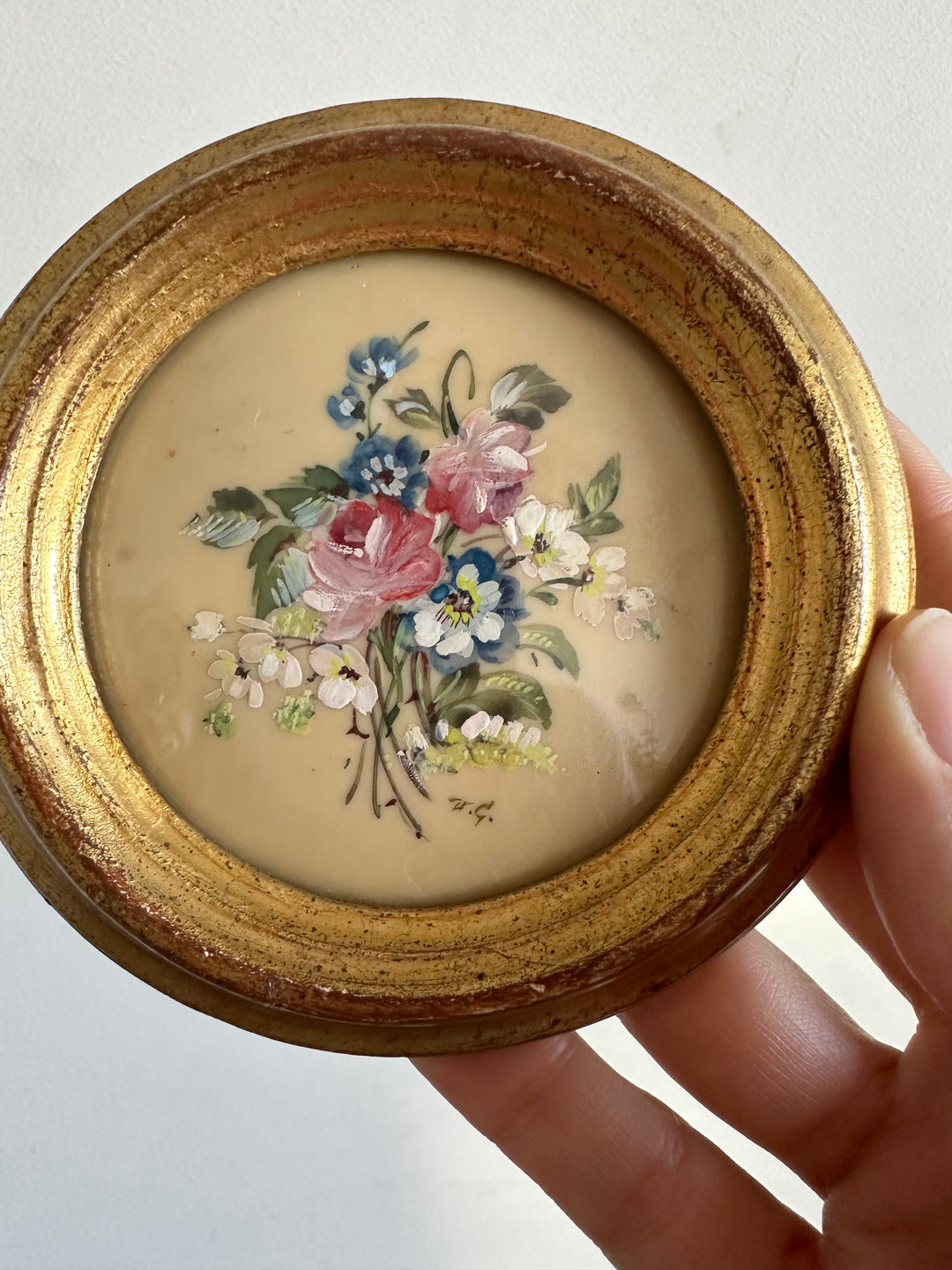 Peinture signée sur porcelaine émaillée dans son cadre doré à la feuille en bois