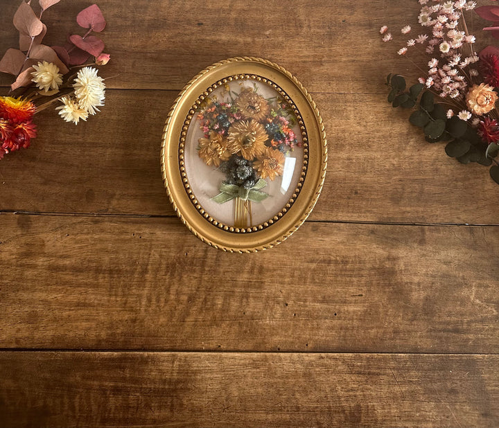Bouquet de fleurs séchées encadré sous verre bombé