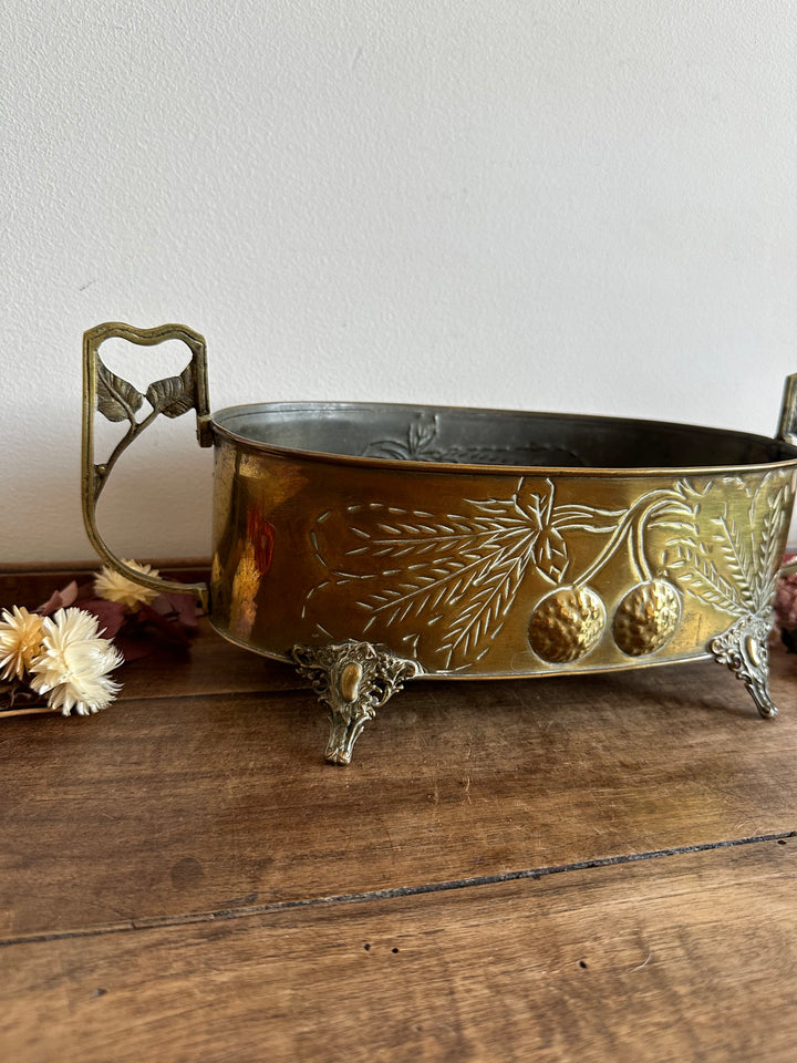 Jardinière en cuivre et laiton gravée sur pieds sculptés