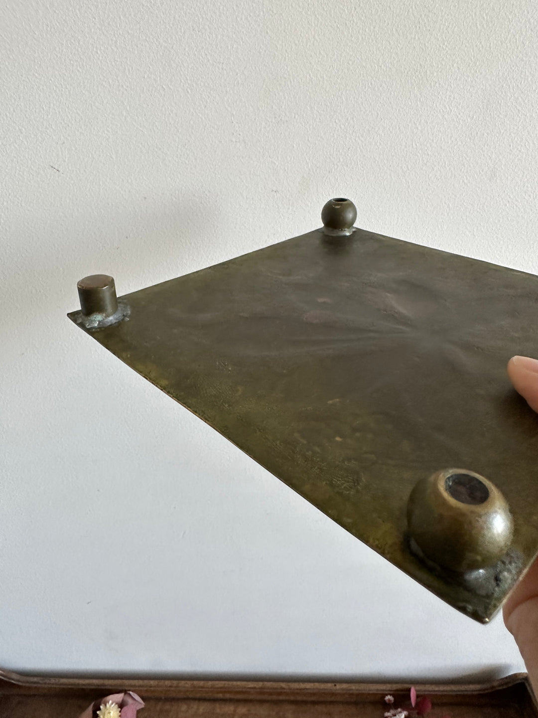 Dessous de plat signé AF en laiton motifs feuilles